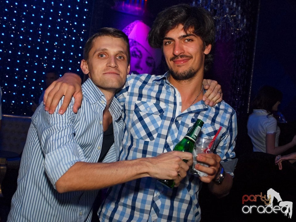Black & White Party în The One Café & Club,