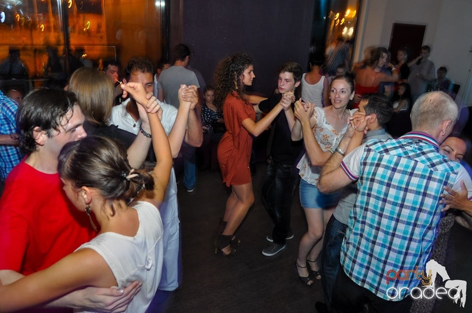 Blondy's Art Café: Dance all night!, 