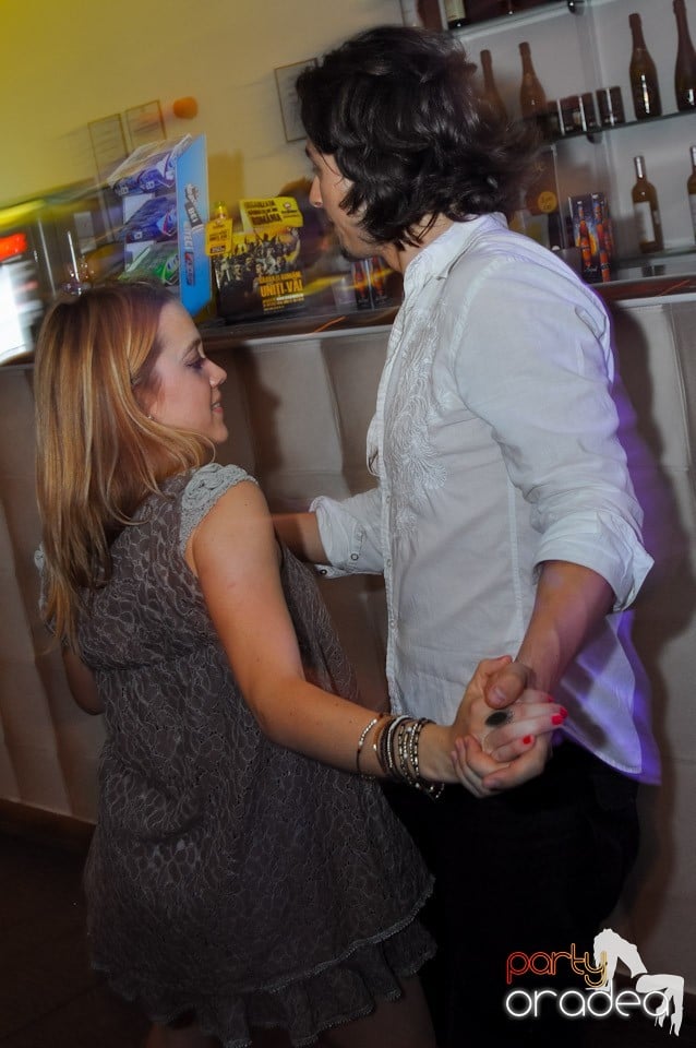 Blondy's Art Café: Dance all night!, 