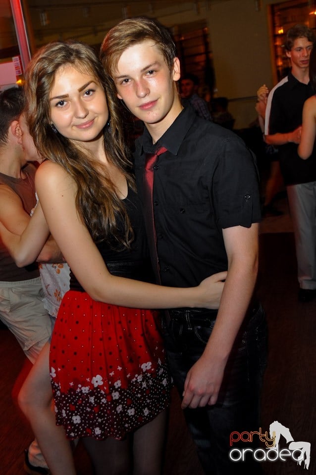 Blondy's Art Café: Dance all night!, 