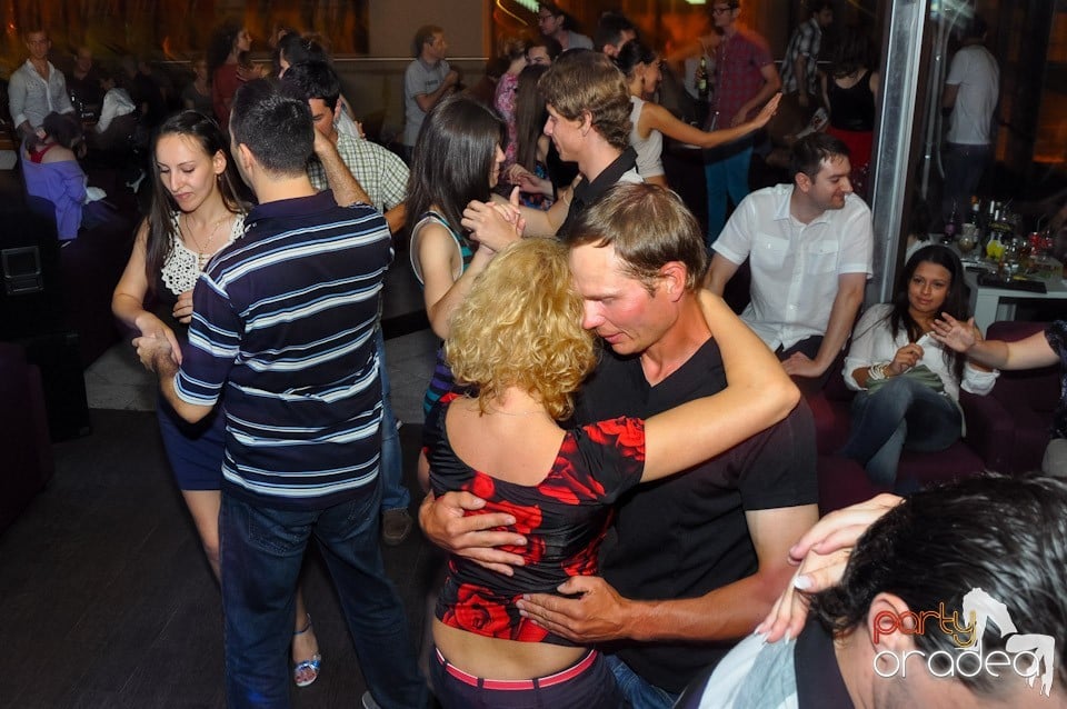 Blondy's Art Café: Dance all night!, 