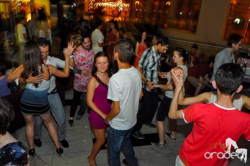 Blondy's Art Café: Dance all night!, 