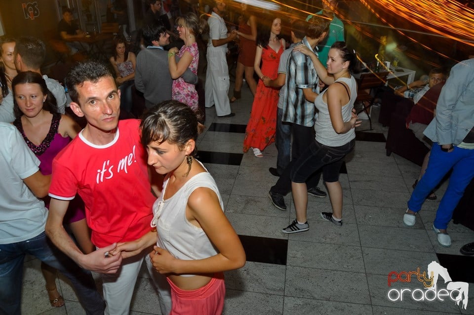 Blondy's Art Café: Dance all night!, 