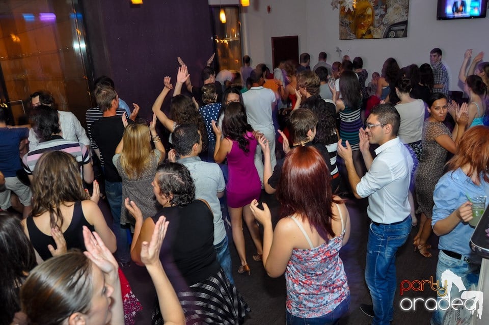 Blondy's Art Café: Dance all night!, 