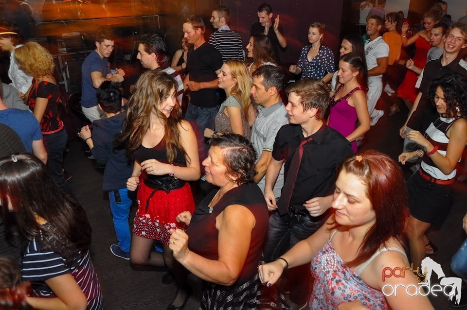 Blondy's Art Café: Dance all night!, 