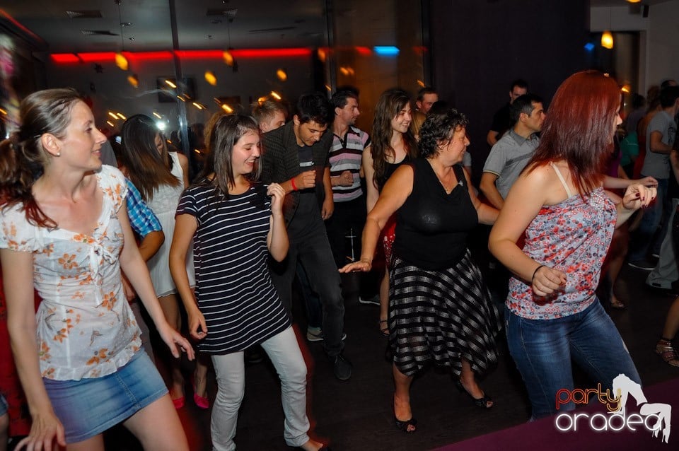 Blondy's Art Café: Dance all night!, 