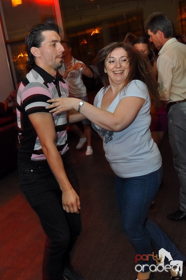 Blondy's Art Café: Dance all night!, 