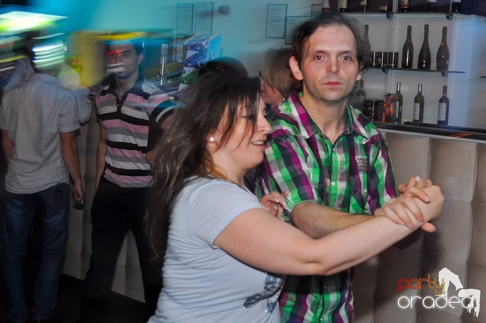 Blondy's Art Café: Dance all night!, 