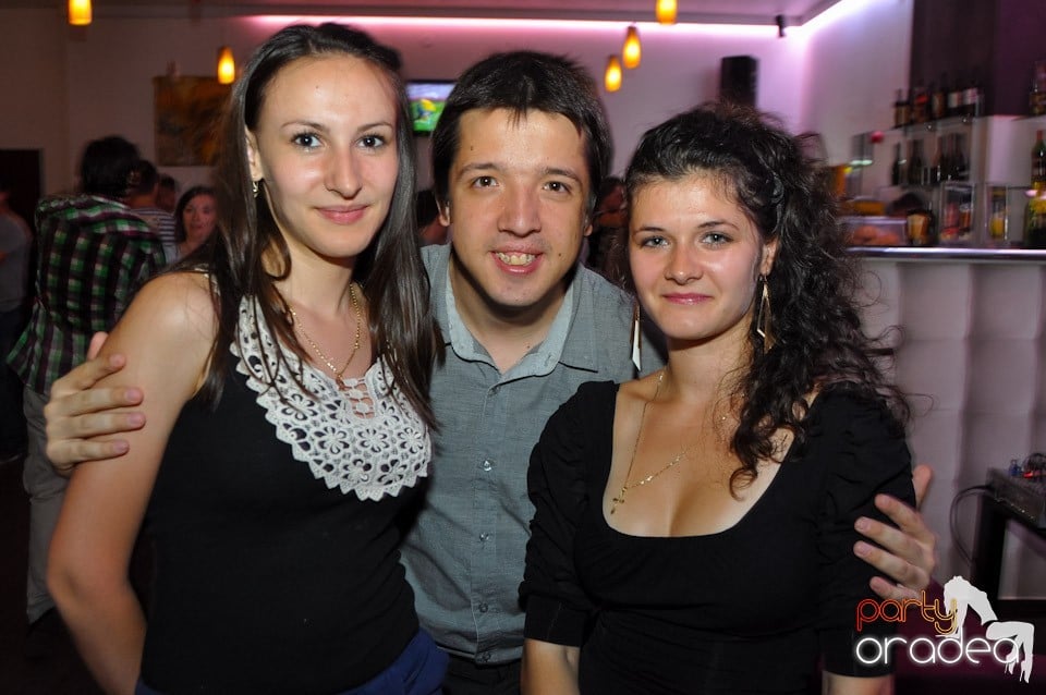 Blondy's Art Café: Dance all night!, 