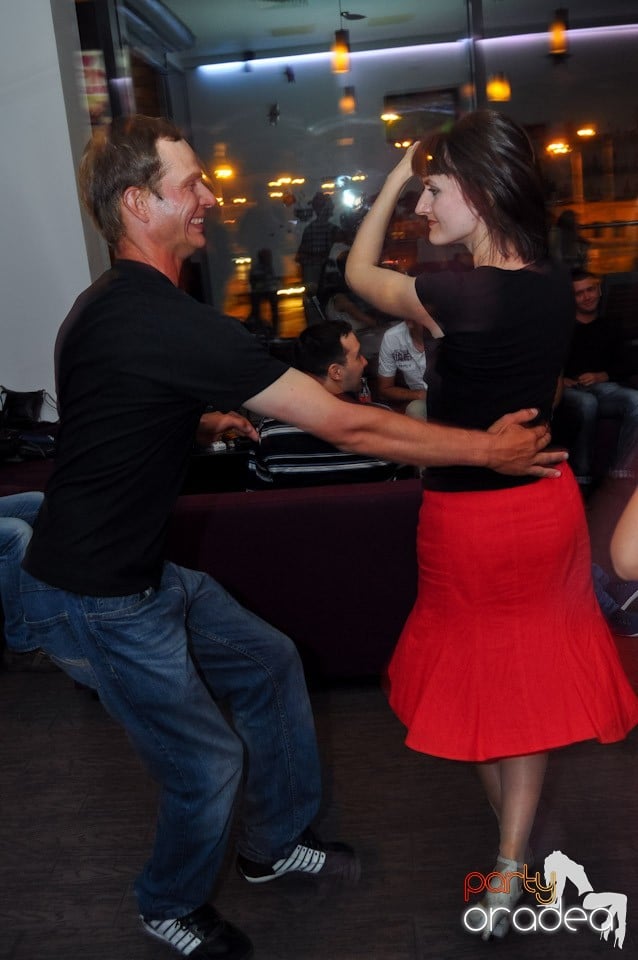 Blondy's Art Café: Dance all night!, 