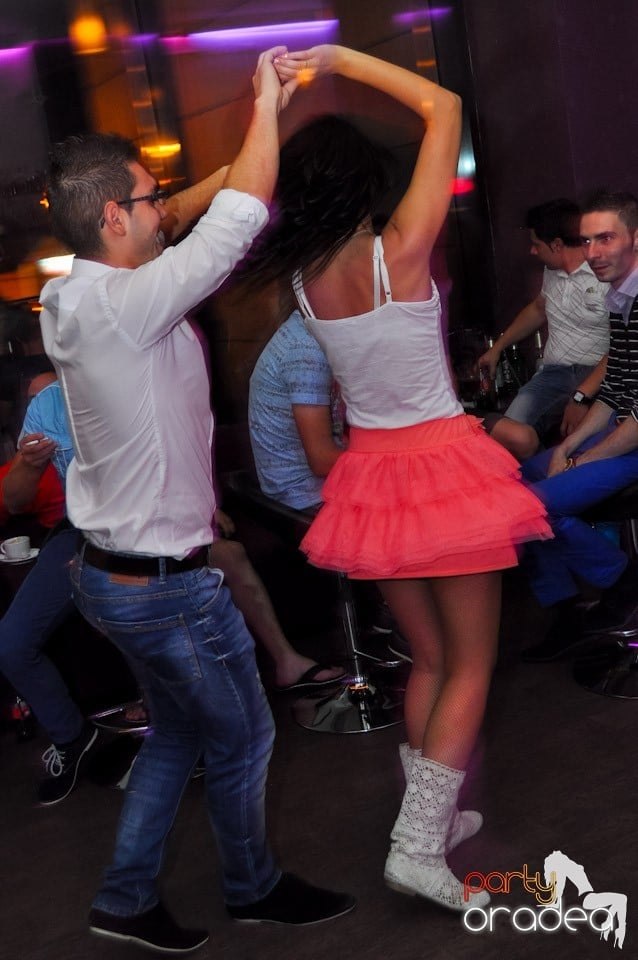 Blondy's Art Café: Dance all night!, 