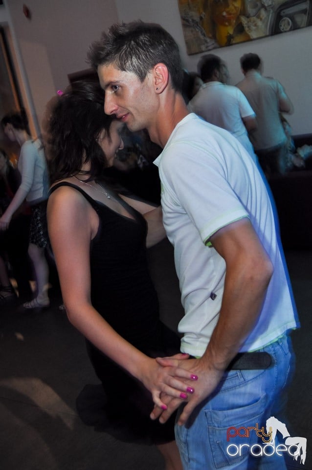 Blondy's Art Café: Dance all night!, 