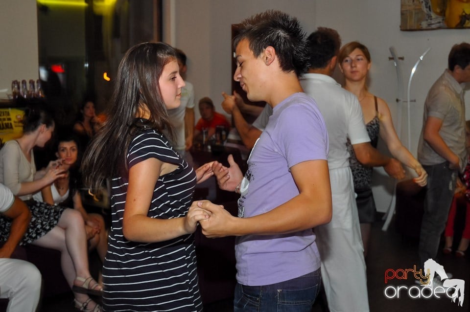 Blondy's Art Café: Dance all night!, 