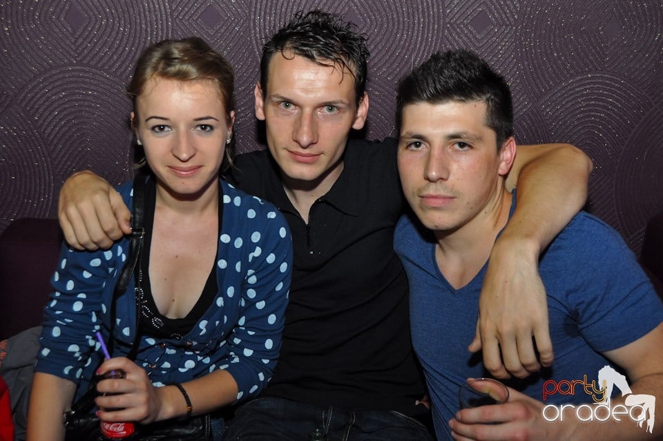 Blondy's Art Café: Dance all night!, 