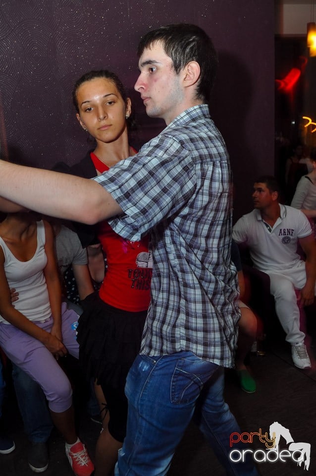 Blondy's Art Café: Dance all night!, 