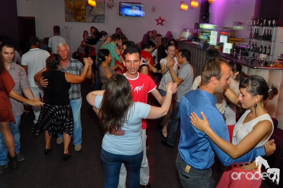 Blondy's Art Café: Dance all night!, 