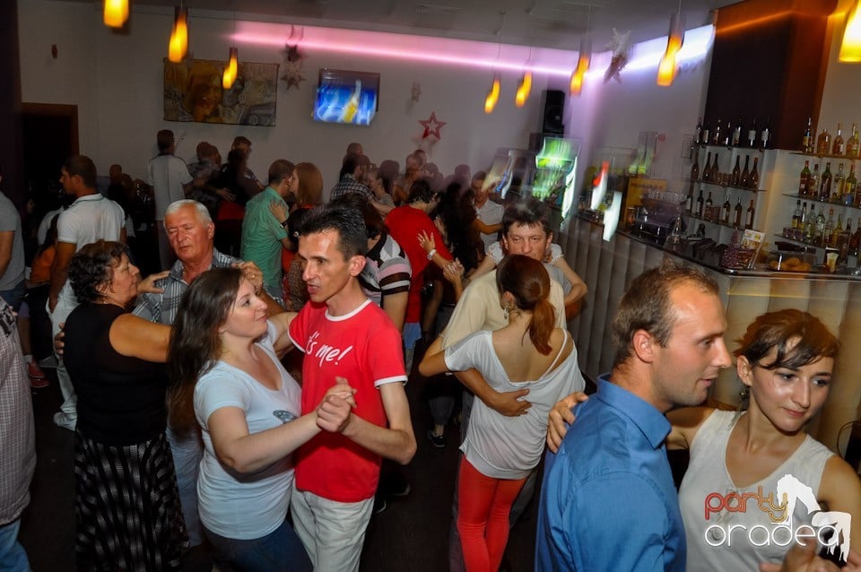 Blondy's Art Café: Dance all night!, 