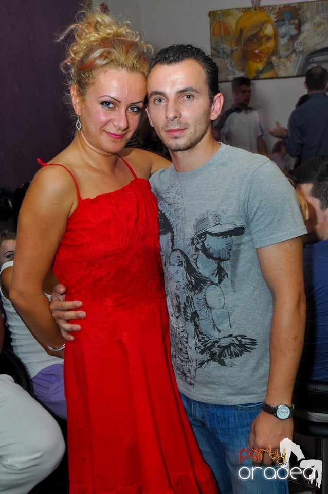 Blondy's Art Café: Dance all night!, 