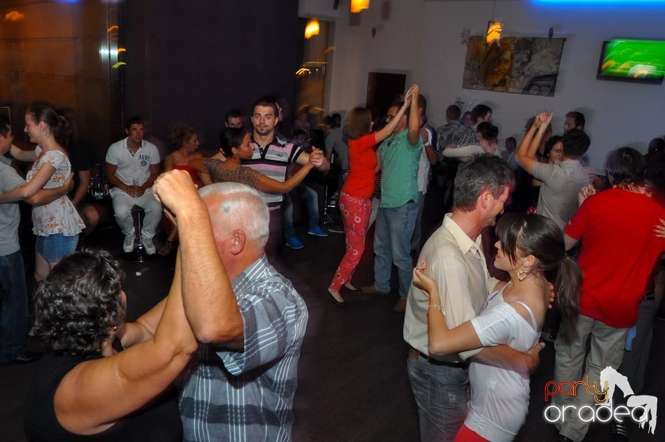 Blondy's Art Café: Dance all night!, 
