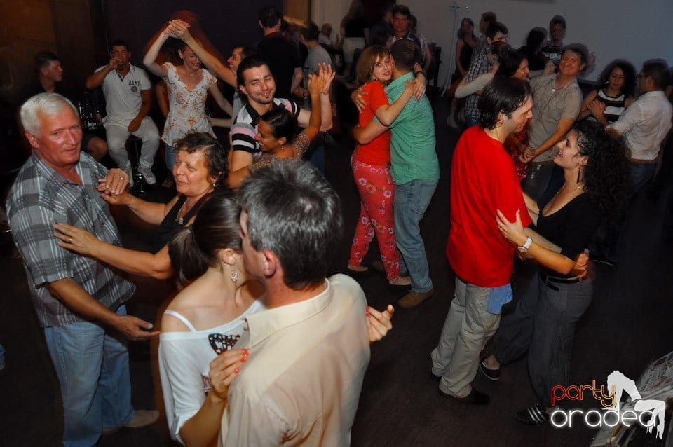 Blondy's Art Café: Dance all night!, 