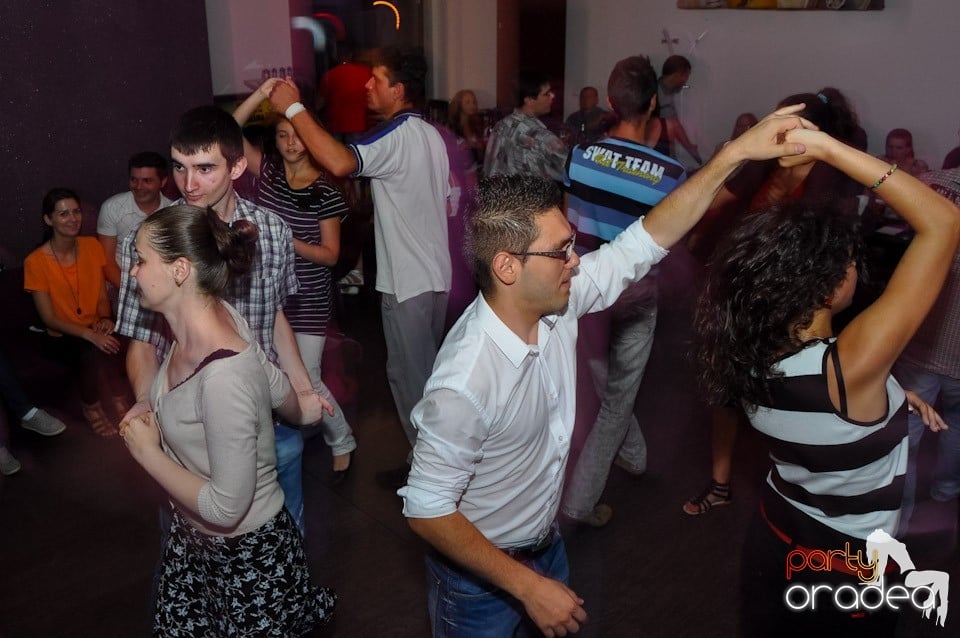 Blondy's Art Café: Dance all night!, 