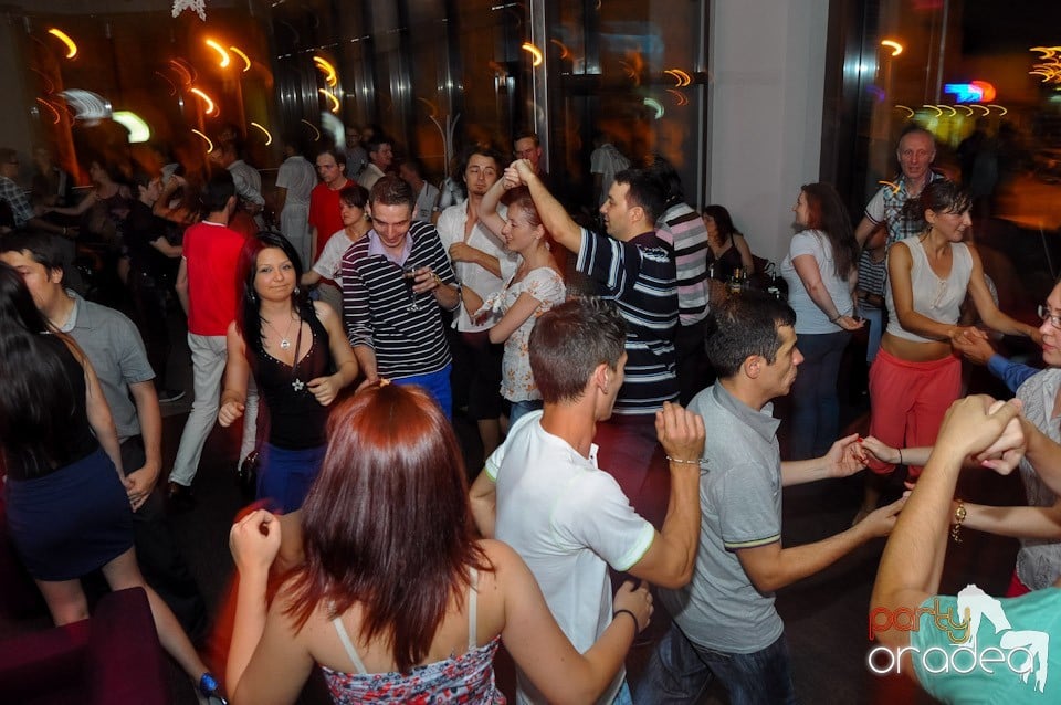 Blondy's Art Café: Dance all night!, 