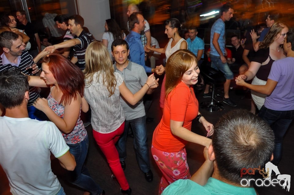 Blondy's Art Café: Dance all night!, 