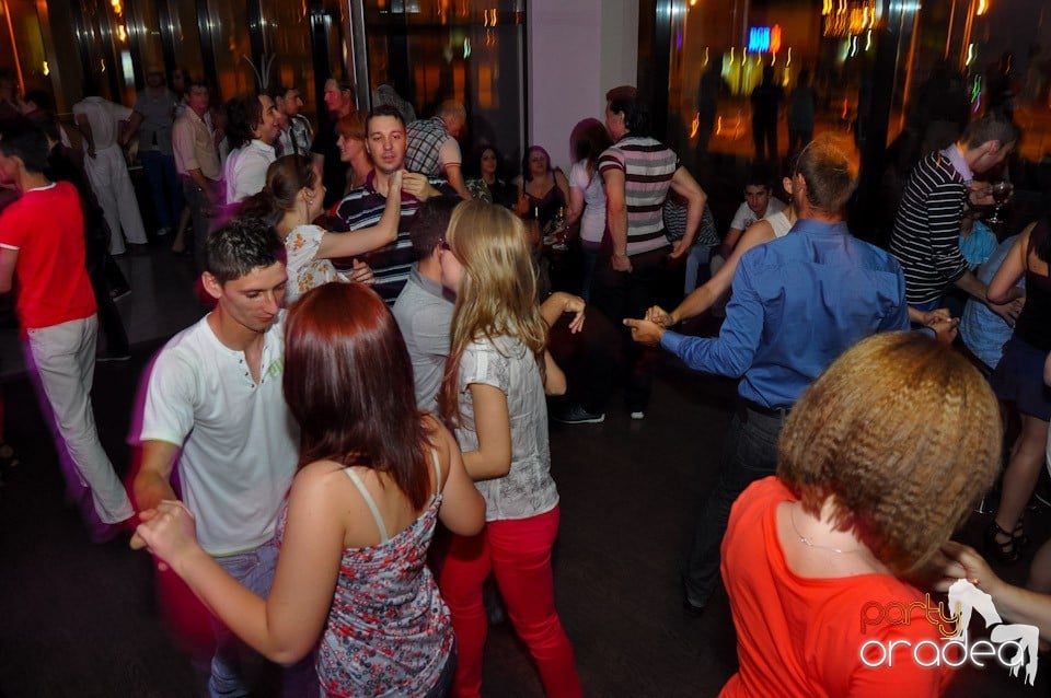 Blondy's Art Café: Dance all night!, 