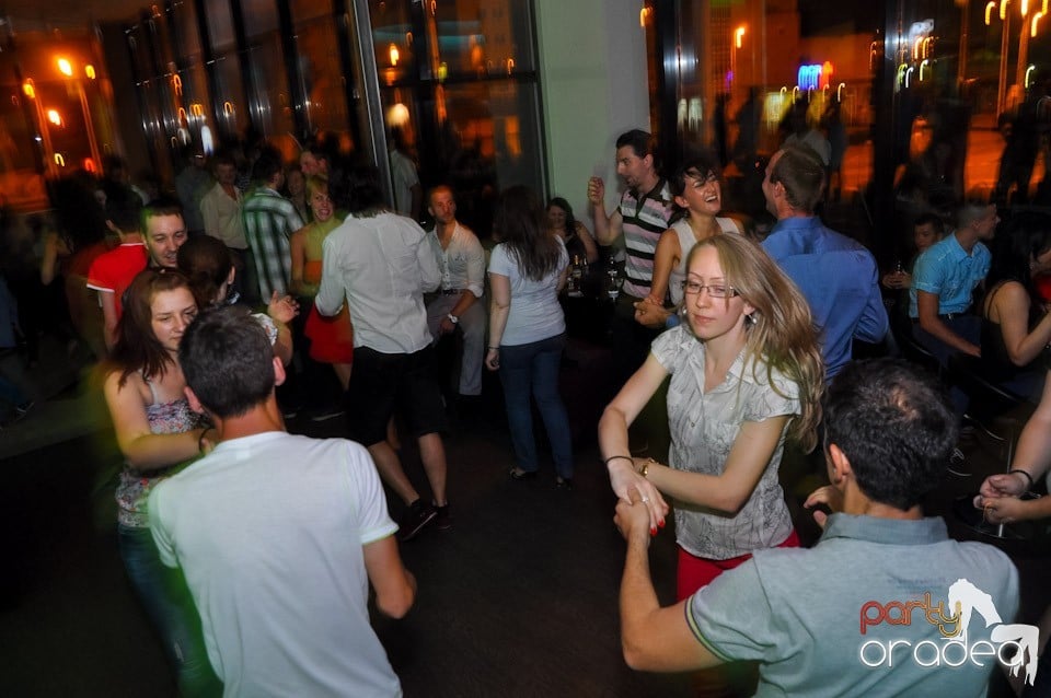 Blondy's Art Café: Dance all night!, 