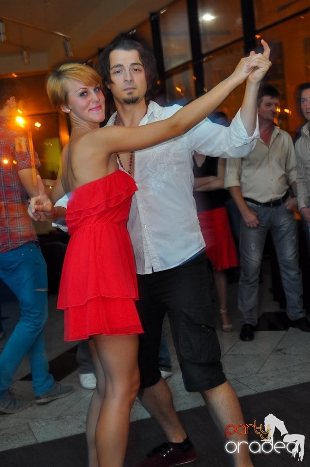 Blondy's Art Café: Dance all night!, 