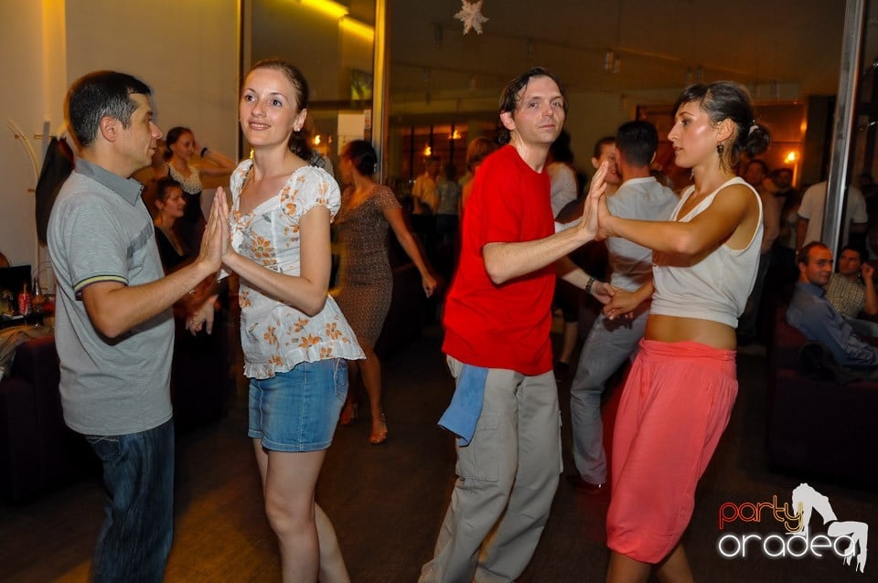 Blondy's Art Café: Dance all night!, 