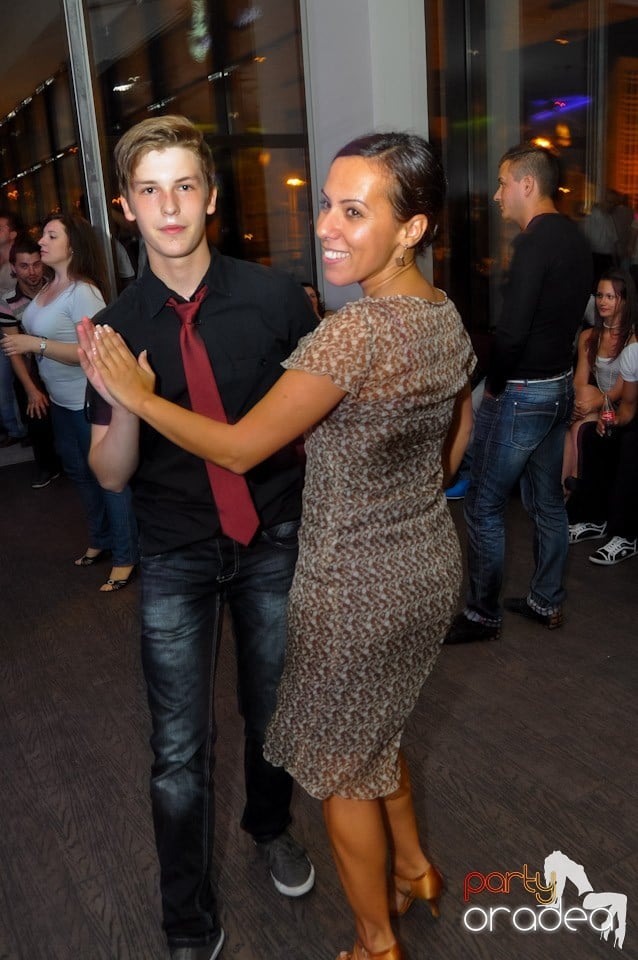 Blondy's Art Café: Dance all night!, 