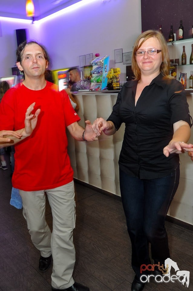 Blondy's Art Café: Dance all night!, 