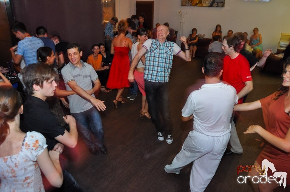 Blondy's Art Café: Dance all night!, 