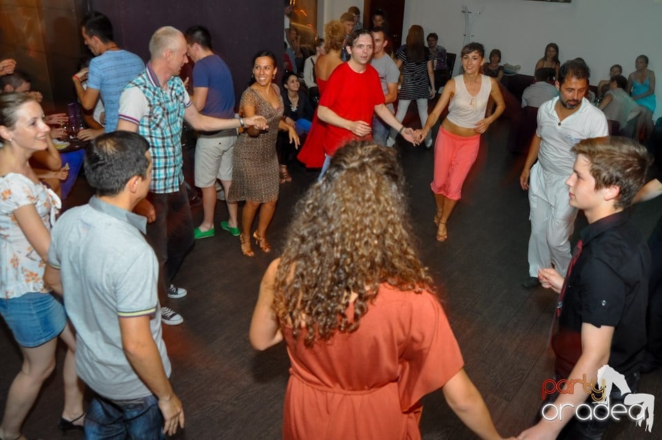 Blondy's Art Café: Dance all night!, 