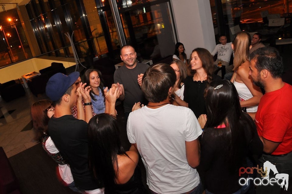 Blondy's Art Café: Singing in the rain, 