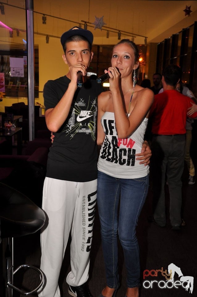 Blondy's Art Café: Singing in the rain, 