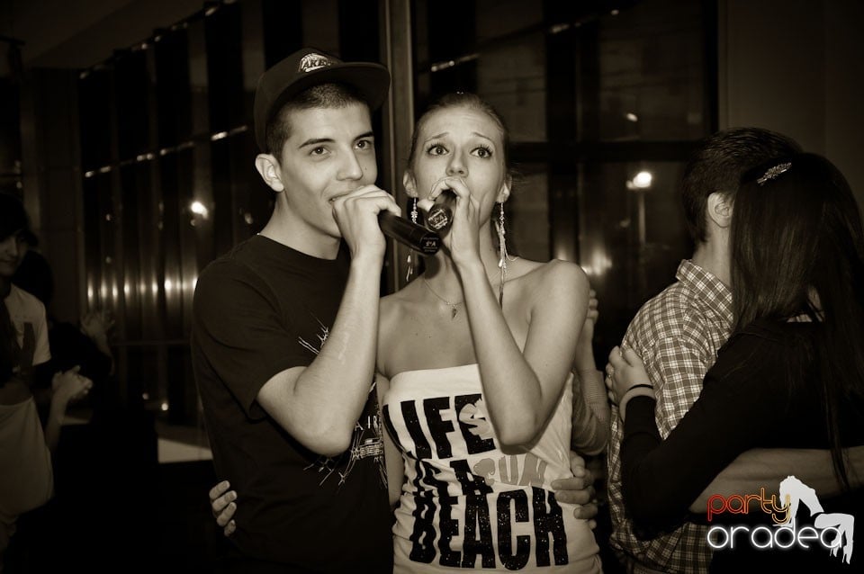 Blondy's Art Café: Singing in the rain, 