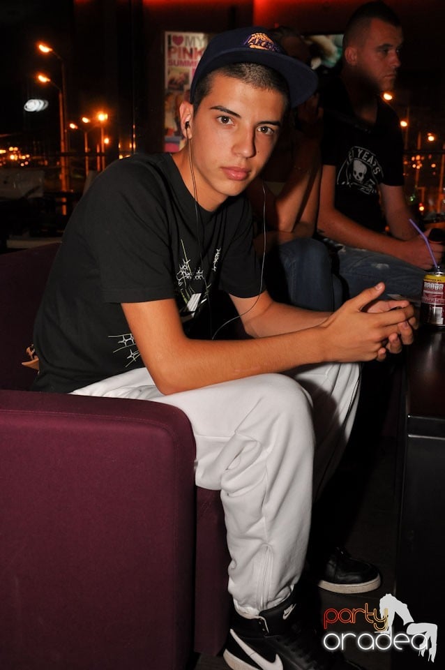 Blondy's Art Café: Singing in the rain, 