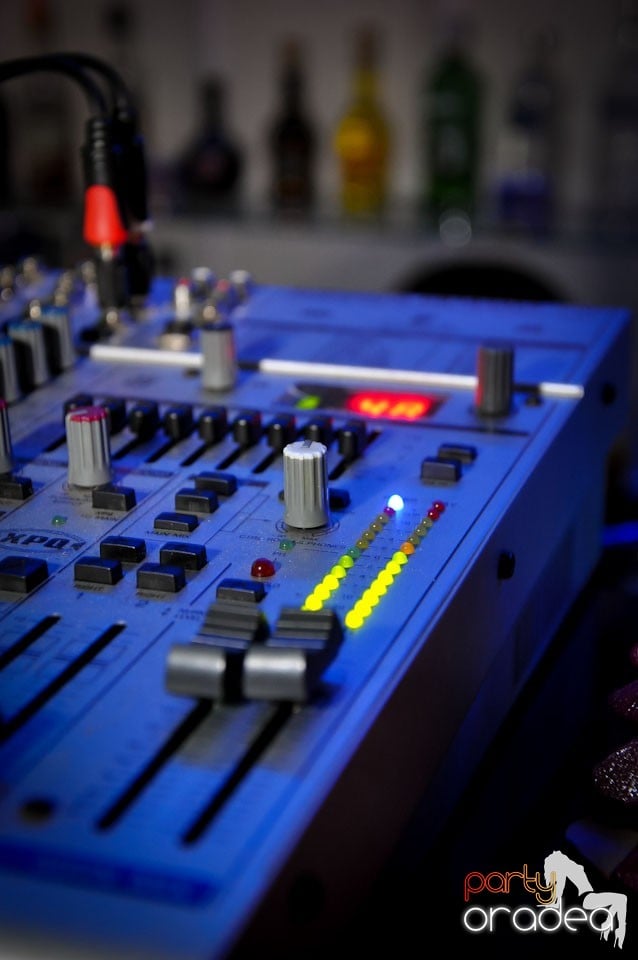 Blondy's Art Café: Singing in the rain, 