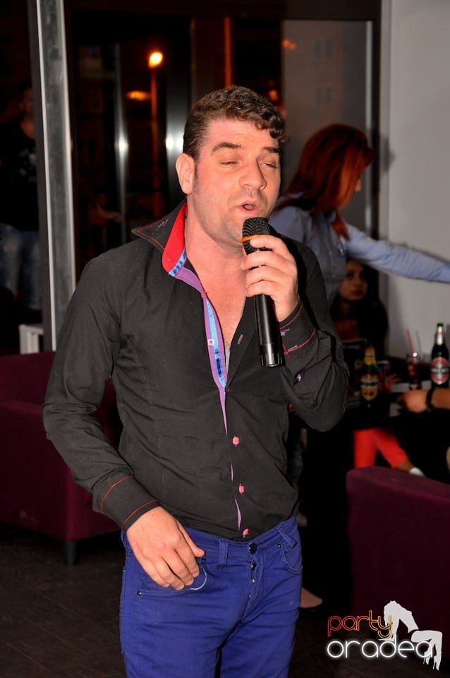 Blondy's Art Café: Singing in the rain, 