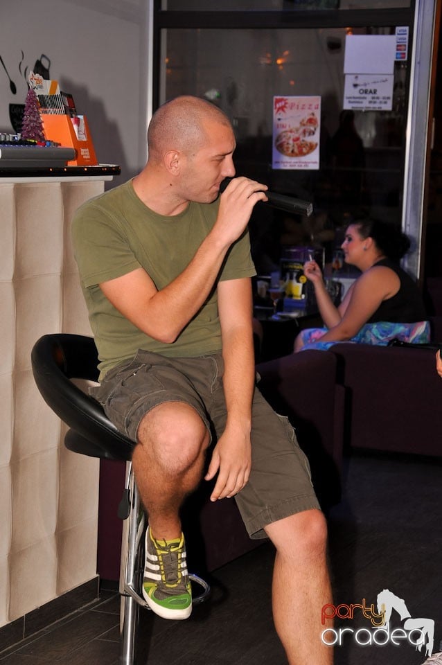 Blondy's Art Café: Singing in the rain, 