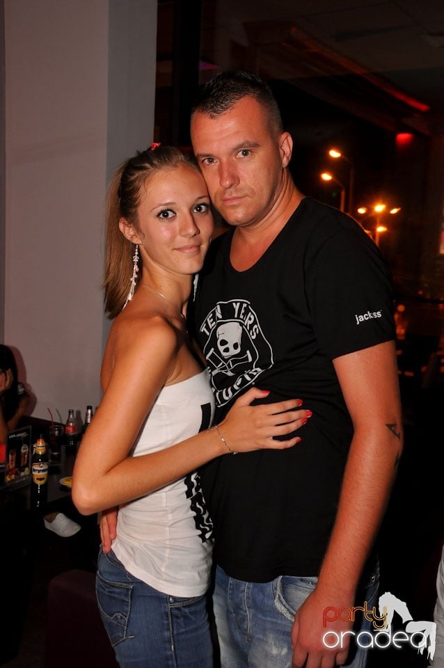 Blondy's Art Café: Singing in the rain, 