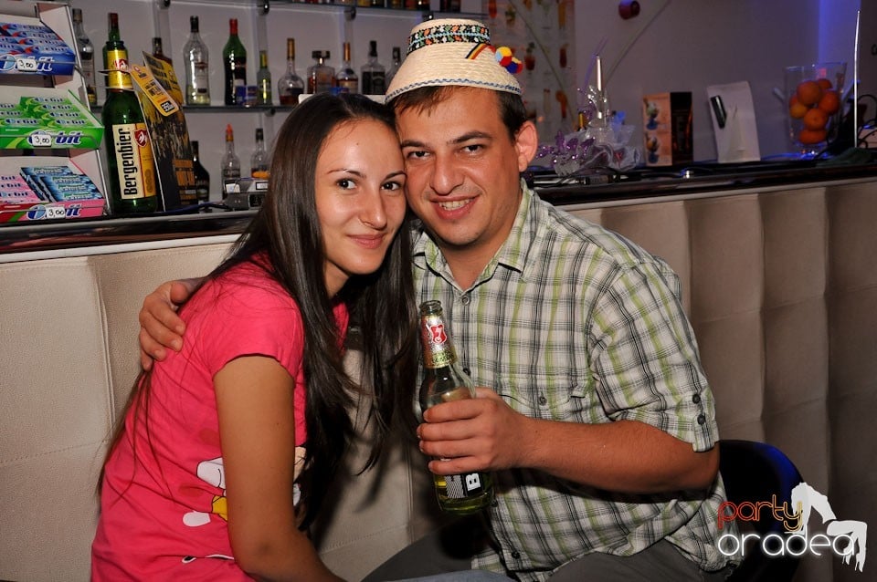 Blondy's Art Café: Singing in the rain, 