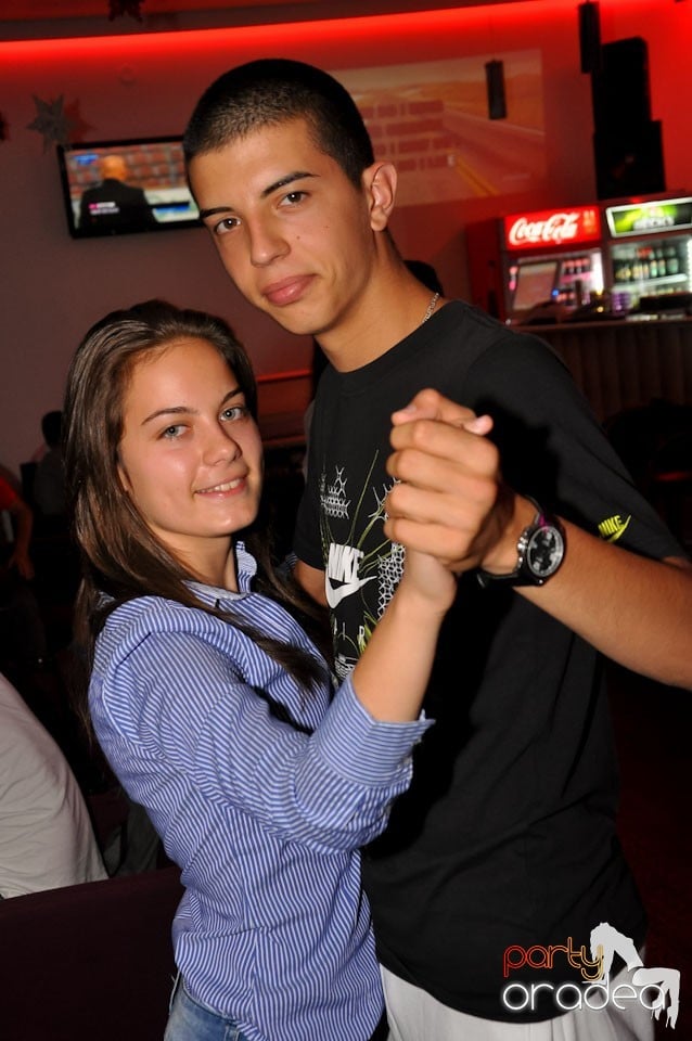 Blondy's Art Café: Singing in the rain, 