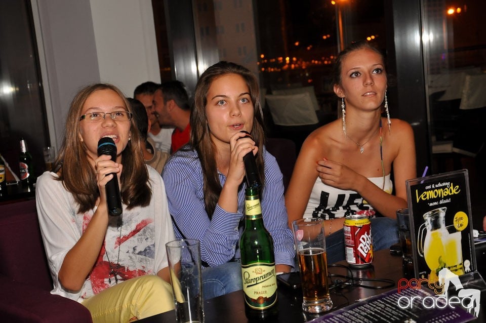 Blondy's Art Café: Singing in the rain, 