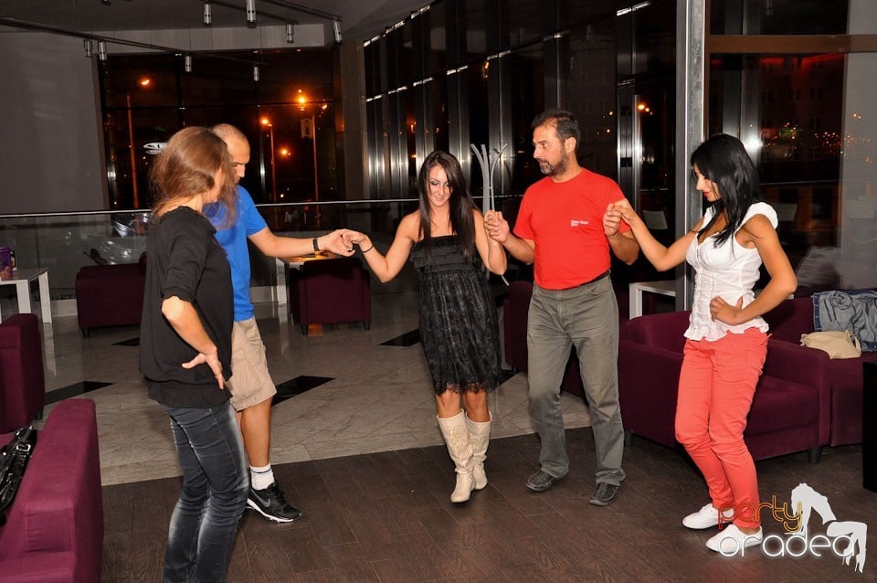 Blondy's Art Café: Singing in the rain, 