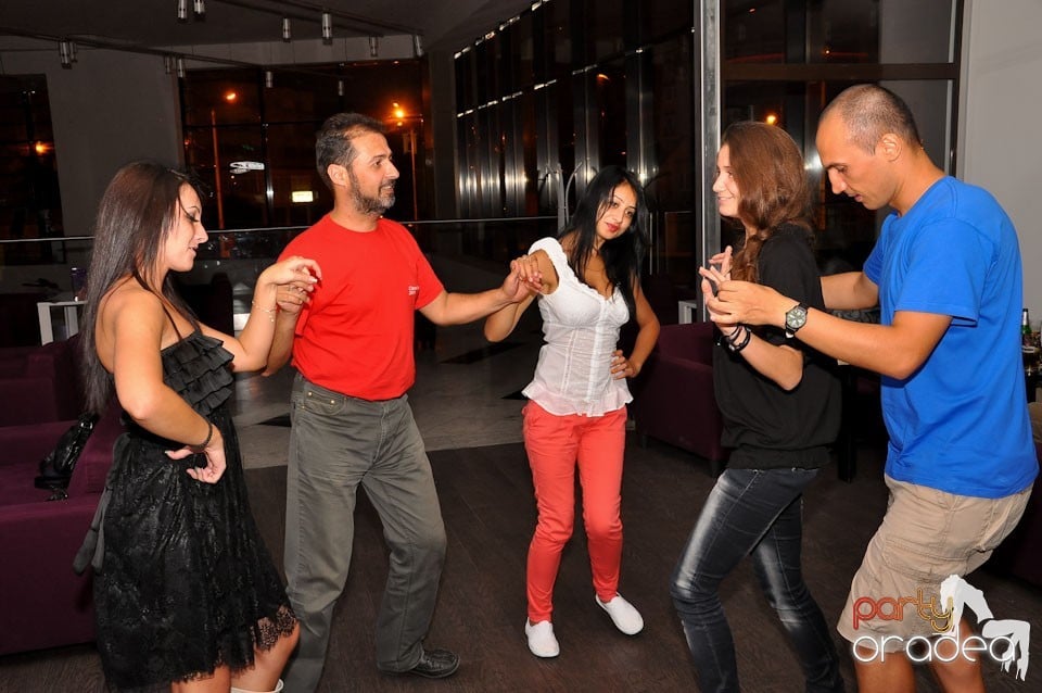 Blondy's Art Café: Singing in the rain, 