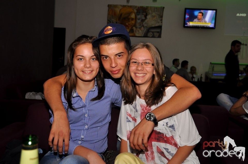 Blondy's Art Café: Singing in the rain, 