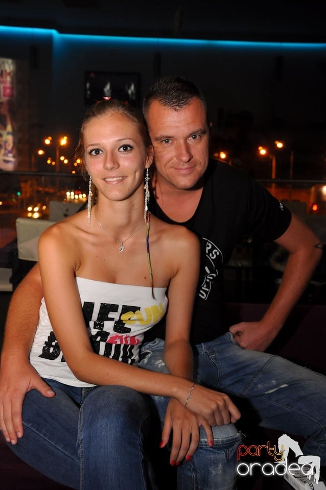 Blondy's Art Café: Singing in the rain, 